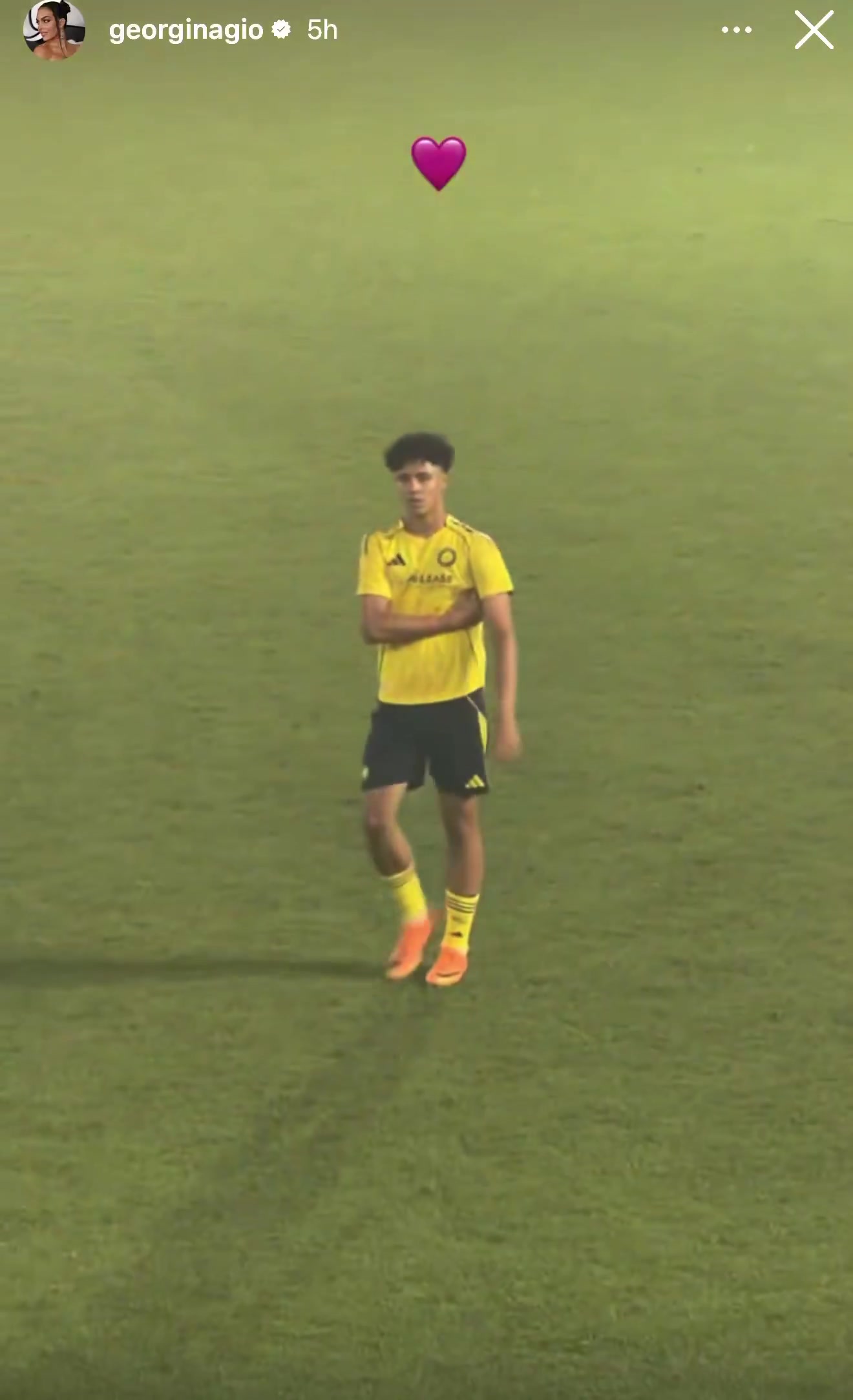 九游娱乐-乔治娜晒迷你罗出战U16比赛,弟弟妹妹现场支持:太酷了兄弟~